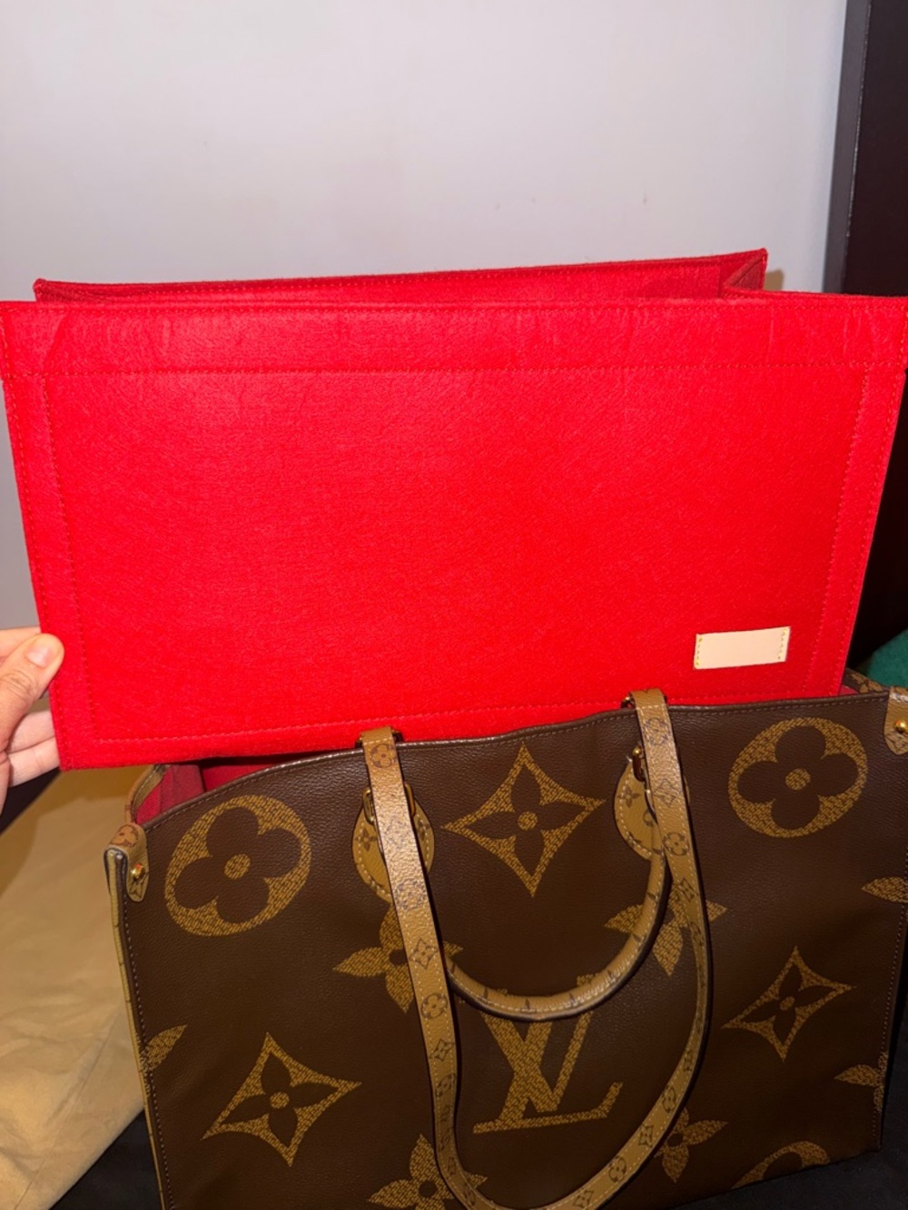 LOUIS VUITTON
Reverse Monogram Giant Onthego GM - Picture 10 of 11